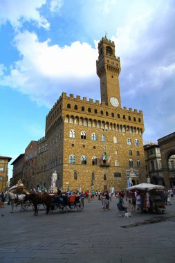 İtalyan binalarının cephelerine, ev heykellerine ve Roma şehrinin güzel şeridine bakın.