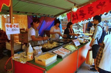  Kyoto 'daki Kitano Tenmangu Tapınağı' nın önünden bir manzara.