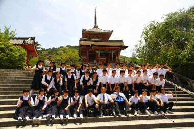Kyoto, Japonya - 26 Mayıs 2013. Kiyomizu-dera 'dan bir manzara. Öğrenciler tapınakta grup fotoğrafı çekiyorlar..