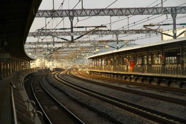 TOKYO, Japonya - 21 Mayıs 2013. Hızlı mermi trenleri Japonya 'daki şehirler arasındaki mesafeyi kısaltır..