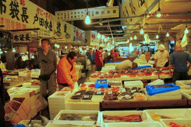 TSUKIJI FISH MARKET, TOKYO, Japonya - 20 Mayıs 2013. Tsukiji dünyanın en eski, en büyük ve en işlek balık pazarıdır. Ayrıca Tokyo 'nun bir numaralı turistik merkezlerinden biridir..