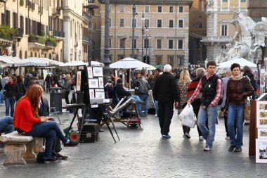 Roma, İtalya - 17 Kasım 2012. Barok tarzı Piazza Navona Roma 'nın en çekici ve popüler meydanlarından biridir. Meydan her zaman sokak sanatçıları, sanatçılar, sihirbazlar ve dansçılarla doludur..