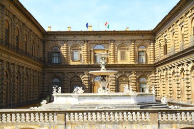 Palazzo Pitti 'nin cephesi ve çeşmesi, Florence.