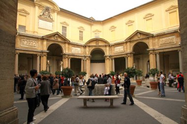 VATİKAN MÜZİK, İTALYA -17 Kasım 2012.Vatikan Müzelerinden bir iç manzara. Yüzyıllar boyunca papalar tarafından toplanmış büyük bir koleksiyon sergiliyorlar. Dünyanın en büyük beşinci sanat müzesi.