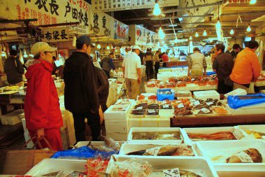 TSUKIJI FISH MARKET, TOKYO, Japonya - 20 Mayıs 2013. Tsukiji dünyanın en eski, en büyük ve en işlek balık pazarıdır. Ayrıca Tokyo 'nun bir numaralı turistik merkezlerinden biridir..