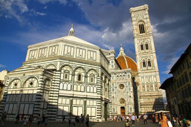FLORENCE Katedrali, FLORENCE, İtalya - 4 Eylül 2016. Katedral Meydanı 'nda yer alan katedral kompleksi, Vaftizhane ve Giotto' nun Çan Kulesi 'ni içerir..
