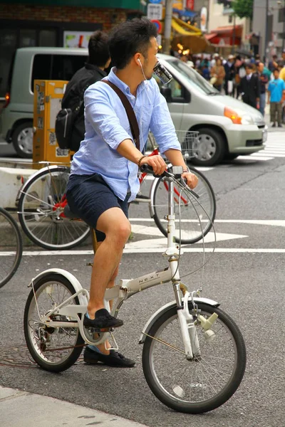 Tokyo Japonya Mayıs 2013 Genç Adam Tokyo Sokaklarında Bisikletinin Üzerinde — Stok fotoğraf