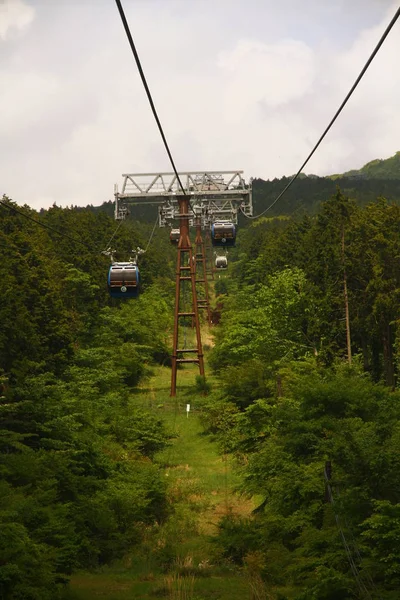 Tatil Köyündeki Dağdaki Kablo Trenine Bak — Stok fotoğraf