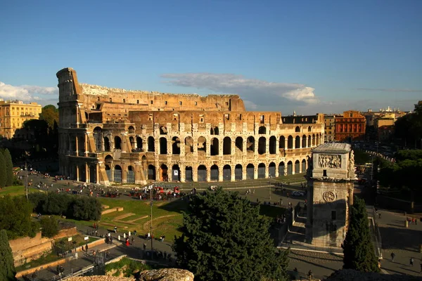 コロッセオ ローマ イタリア 2012年11月16日 コロッセオは古代ローマで最も有名で印象的な記念碑であり 世界最大の円形劇場です — ストック写真