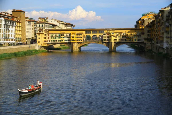 Ponte Vecchio フィレンツェ イタリア 9月2016 ヴェッキオ橋 Pont Vecchio アルノ川にかかる中世の石造りのアーチ橋で フィレンツェの観光名所の一つで — ストック写真
