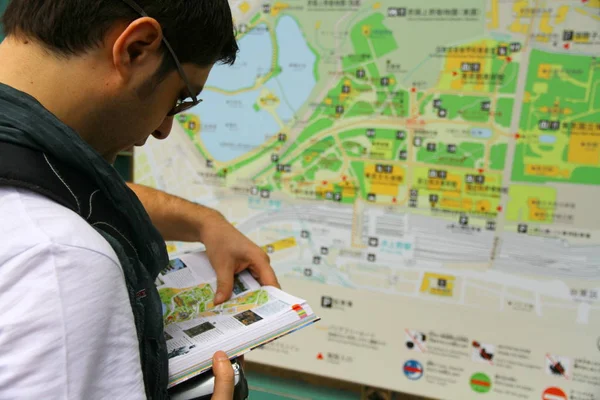 Tokyo Japão Maio 2013 Turista Está Revendo Seu Guia Viagem — Fotografia de Stock