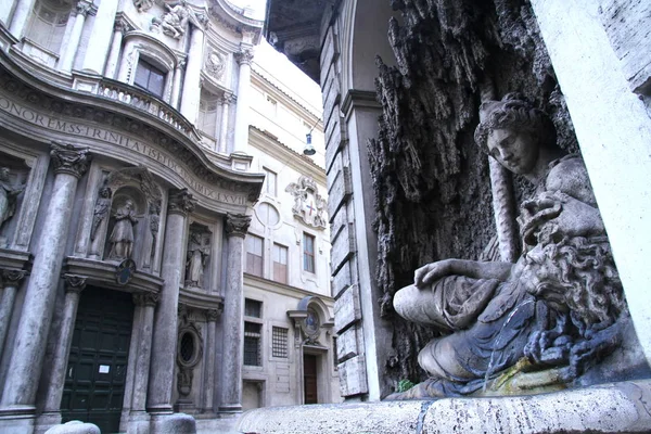 Vista Sobre Fachadas Edifícios Italianos Escultura Casas Bela Pista Roma — Fotografia de Stock