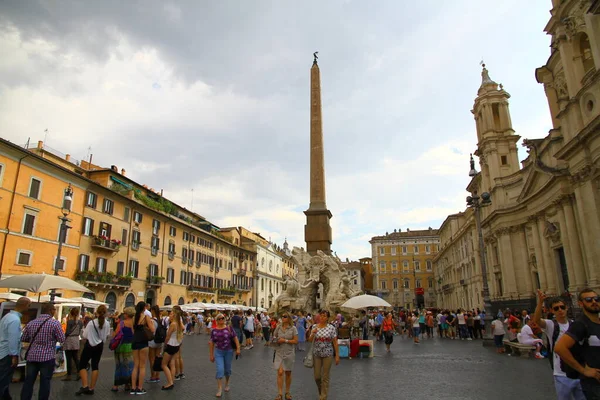 Vista Sobre Fachadas Edifícios Italianos Escultura Casas Bela Pista Roma — Fotografia de Stock