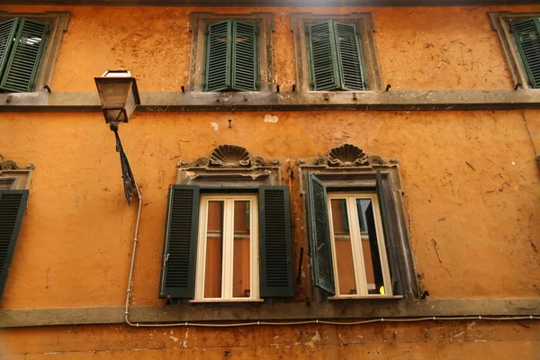 Vista Sobre Fachadas Edifícios Italianos Escultura Casas Bela Pista Roma — Fotografia de Stock