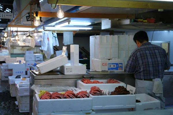 築地市場 2013年5月20日 築地は世界で最も古く 最大かつ最も忙しい魚市場です 東京でも有数の観光スポットでもあります — ストック写真