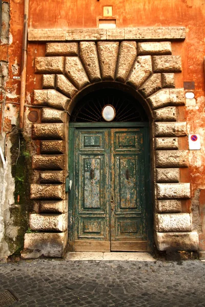 Vista Sobre Fachadas Edifícios Italianos Escultura Casas Bela Pista Roma — Fotografia de Stock
