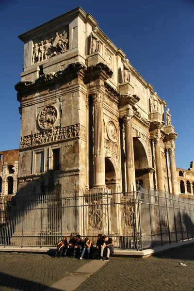 イタリア ローマ 2012年11月16日 ローマの主要な観光スポットの一つであるコンスタンティンのアーチからの眺め — ストック写真
