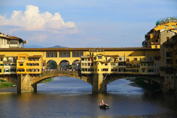 Ponte Vecchio フィレンツェ イタリア 9月2016 ヴェッキオ橋 Pont Vecchio アルノ川にかかる中世の石造りのアーチ橋で フィレンツェの観光名所の一つで — ストック写真