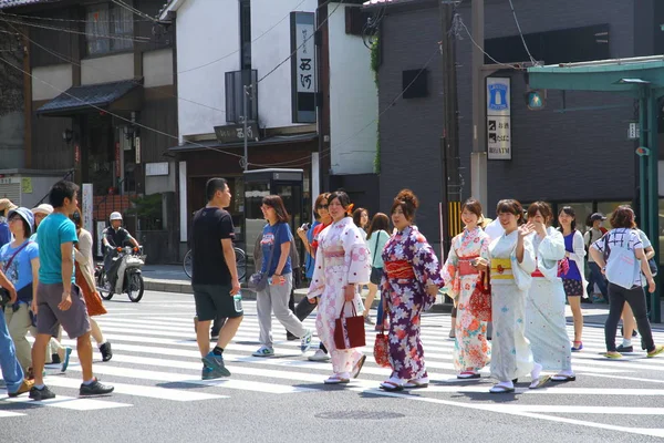 Uma Vista Das Ruas Kyoto Meninas Quimonos Tradicionais Estão Atravessando — Fotografia de Stock