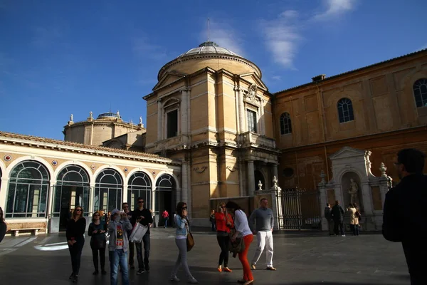 イタリアの建物のファサード 家の彫刻 ローマ市の美しいレーン イタリア — ストック写真