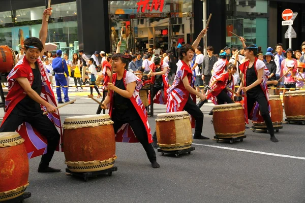Tokyo, Japonya - 19 Mayıs 2013 Shibuya Ohara Matsuri dans festivali sırasında bir gösteri sergiliyor.