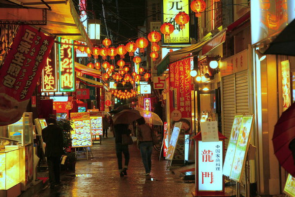 Иокогама, Япония - 21 мая 2013 года. Китайский квартал Иокогама - крупнейший китайский город в Японии. Посетителей встречают более 600 китайских магазинов и ресторанов.