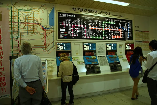 Erkeklere Bakış Japonya Metroda Bir Bilet Alır — Stok fotoğraf