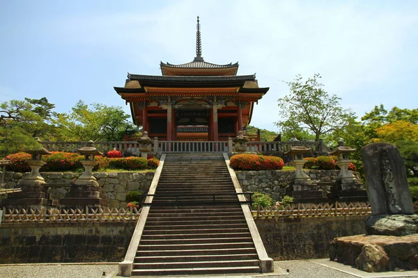 Kiyomizu-dera 'dan bir manzara. Kyoto 'da bağımsız bir Budist tapınağıdır. 8. yüzyılın sonunda inşa edildi ve Kyoto 'nun en ünlü tapınaklarından biridir..