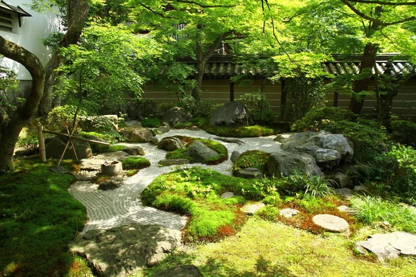 京都のお寺の庭の美しい景色 — ストック写真