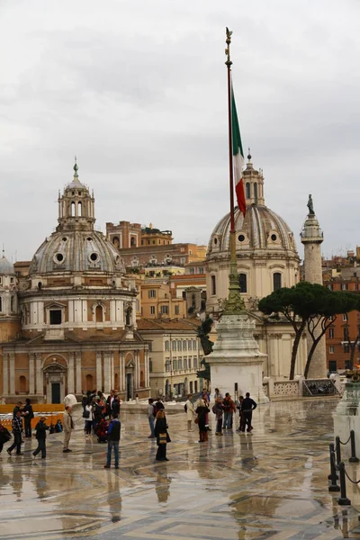 Vista Sobre Fachadas Edifícios Italianos Escultura Casas Bela Pista Roma — Fotografia de Stock