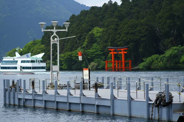 2013年5月21日 観光船が出航する芦ノ湖の桟橋 — ストック写真