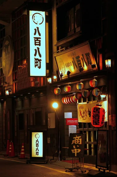 来自日本京都街道的繁忙的夜景 — 图库照片