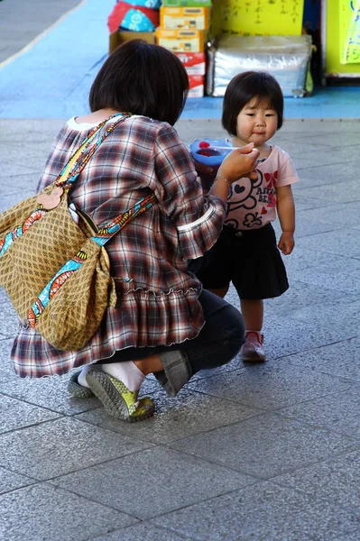 Tokio Japón Mayo 2013 Una Madre Está Alimentando Hijo Plaza —  Fotos de Stock