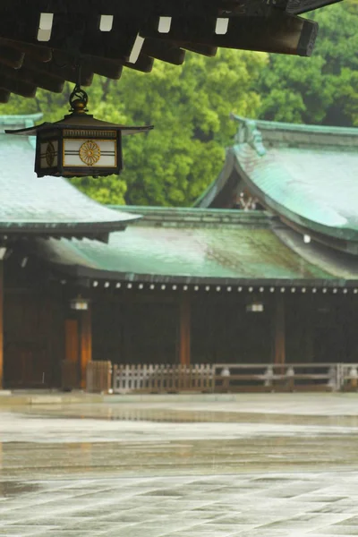 明治神宮 東京都明治神宮 2013年5月20日明治天皇夫妻の霊を祀る神社で 東京で最も人気のある神社で 多くの祭りや儀式が行われています — ストック写真