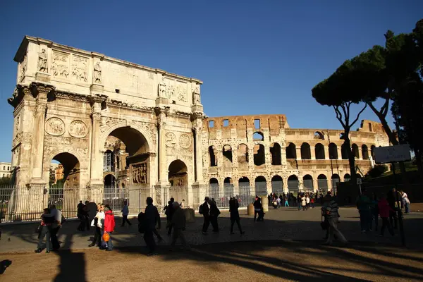 イタリア ローマ 2012年11月16日 ローマの主要な観光スポットの一つであるコンスタンティンのアーチからの眺め — ストック写真