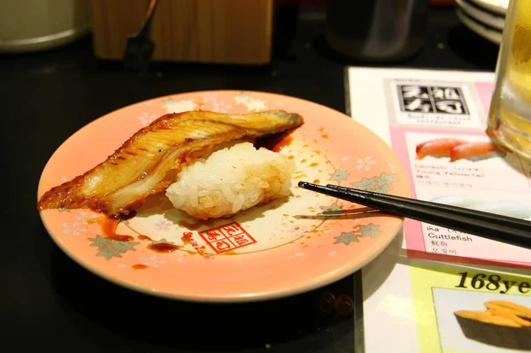 Nahaufnahme Von Köstlichem Asiatischen Reis Mit Fisch — Stockfoto