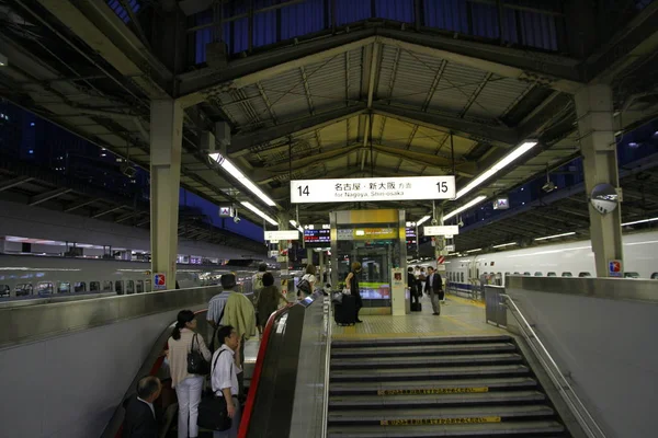 Vue Sur Quai Métro Passagers Attendant Train Japon — Photo