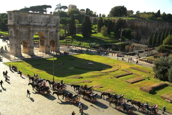 イタリア ローマ 2012年11月16日 ローマの主要な観光スポットの一つであるコンスタンティンのアーチからの眺め — ストック写真