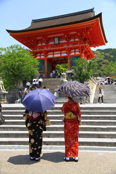 Кёто Япония Мая 2013 Года Две Женщины Кимоно Стоят Храме — стоковое фото