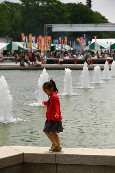 Tokyo Japan Maja 2013 Mała Dziewczynka Spaceruje Koło Basenu Parku — Zdjęcie stockowe