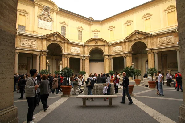 VATİKAN MÜZİK, İTALYA -17 Kasım 2012.Vatikan Müzelerinden bir iç manzara. Yüzyıllar boyunca papalar tarafından toplanmış büyük bir koleksiyon sergiliyorlar. Dünyanın en büyük beşinci sanat müzesi.