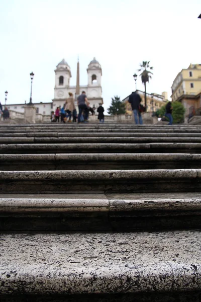 ローマ イタリア 2012年11月18日 スペイン階段とバルカッチア フォンテンはローマで人気のあるミーティングポイントです トリニータ モンティ教会とオベリスコ サルスティアーノは階段の上にあります — ストック写真