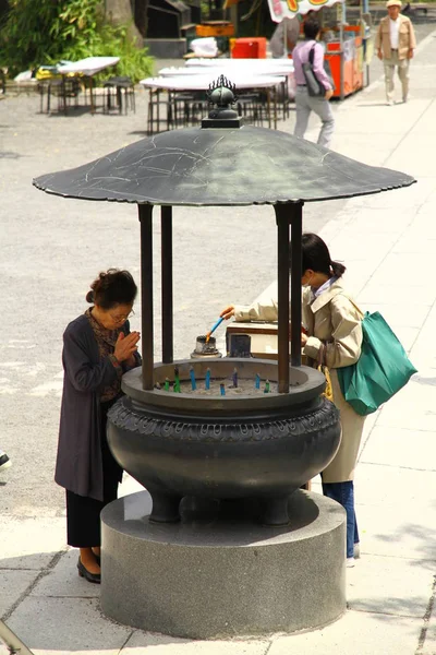 Tokyo Japão Maio 2013 Pessoas Estão Orando Fazendo Desejos Queimando — Fotografia de Stock