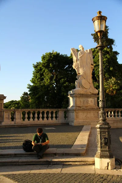 Widok Fasady Włoskich Budynków Rzeźba Domów Piękny Pas Miasta Rzym — Zdjęcie stockowe