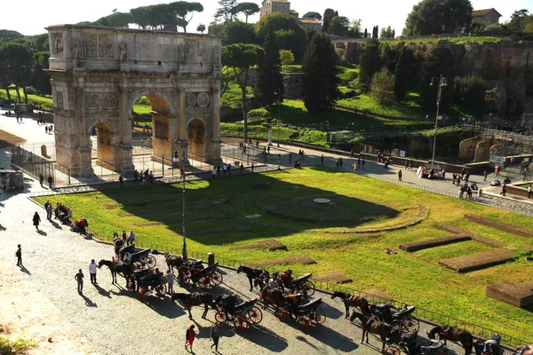 イタリア ローマ 2012年11月16日 ローマの主要な観光スポットの一つであるコンスタンティンのアーチからの眺め — ストック写真