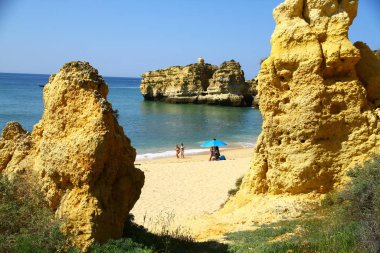 Kaya oluşumları, Algarve plajı, Portekiz 'in güney bölgesi.