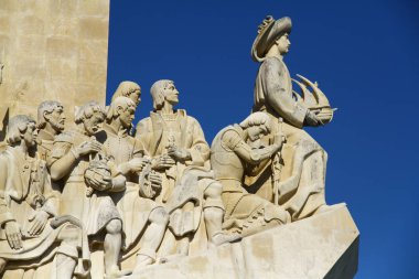Lizbon, Portekiz - 24 Nisan 2016. Keşifler Anıtı Belem ilçesinde yer almaktadır. Seyir subayı Henry ve Portekiz 'in Keşif Çağı' na katılan diğer önemli kişileri onurlandırıyor.