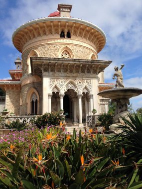 SINTRA, PORTUGAL - 27 Nisan 2016. Monserrate Sarayı Sintra 'daki en güzel binalardan biridir. Çevresindeki park olağanüstü bir botanik rezervi..