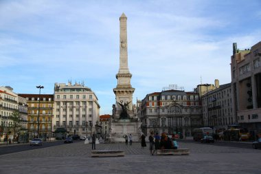 LISBON, PORTUGAL - 26 Nisan 2016. Restoratörler Anıtı Lizbon 'daki Restauradores Meydanı' nda yer alıyor. Portekiz 'in 1640 yılındaki 60 yıllık İspanyol yönetiminden bağımsızlığını kutlamak için.