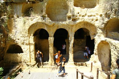 Samandağ, Antakya, Türkiye - 22 Temmuz 2018. Roma zamanından kalma Besikli Mağara kaya mezarlarından bir manzara. Mağarada 12 mezar var.. 